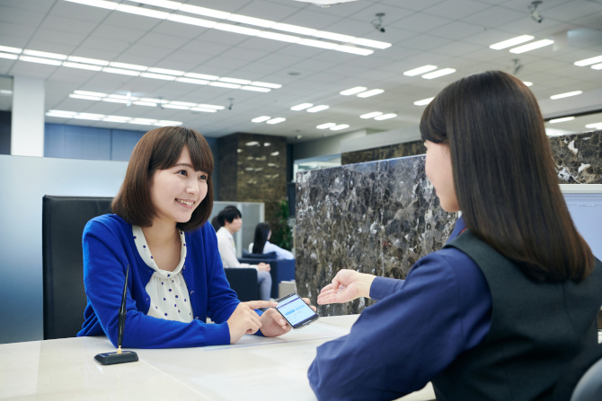 店舗で相談している写真