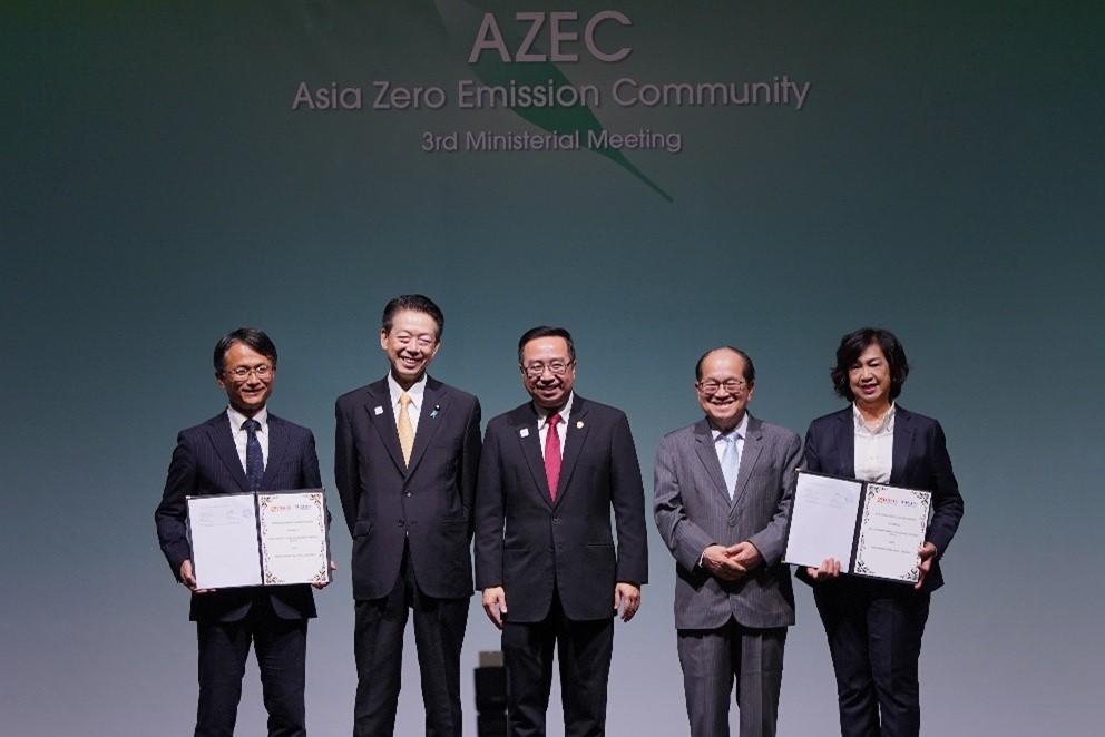 写真左からマレーシアみずほ銀行CEO藤原敏晴、武藤容治経済産業大臣（当時）、チャン・リー・カン科学技術革新大臣、ダト・アマ・ダグラス サラワク州副首相、DBOS ダト・ローラ・リーCEO