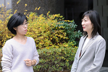 会話する2人の女性社員
