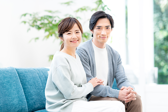 ソファに座る夫婦の画像