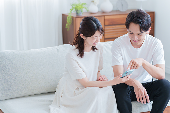 家で話している女性と男性の画像