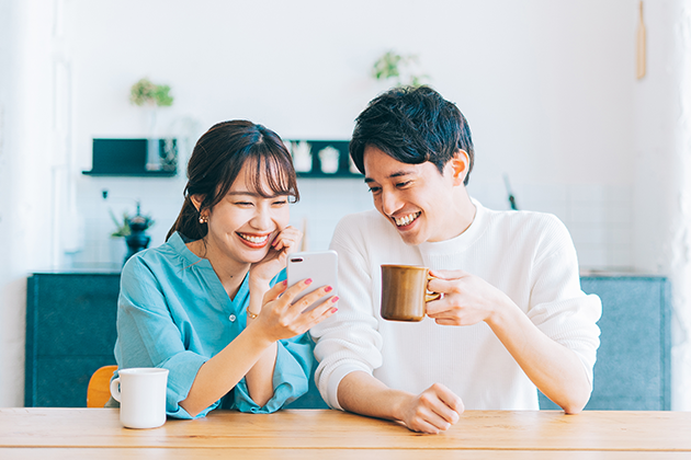 話している夫婦の画像