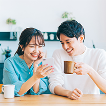 話している夫婦の画像