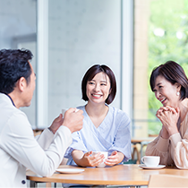 話している家族の画像