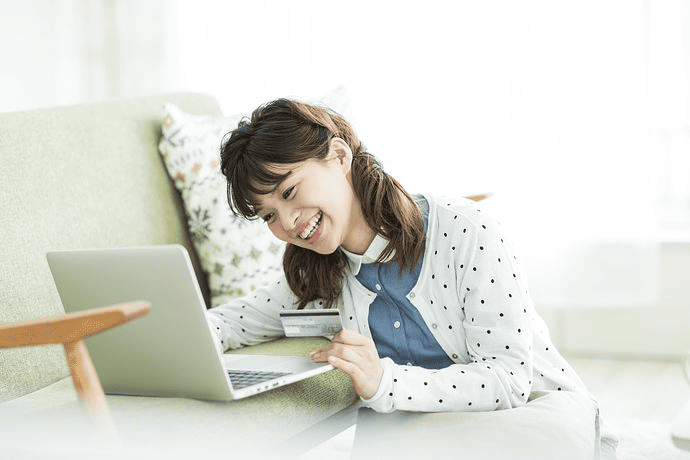 初めてのクレジットカードはどう選ぶ？注意点も解説