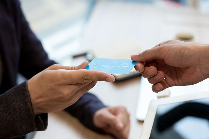 キャッシュカードとクレジットカードの違いは？役割や使い分ける方法も解説