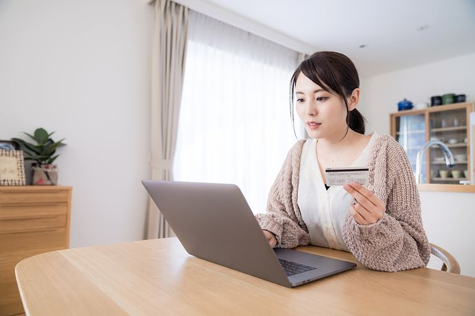 クレジットカードの利用限度額はどう決まる？仕組みや確認方法、増やす方法を紹介