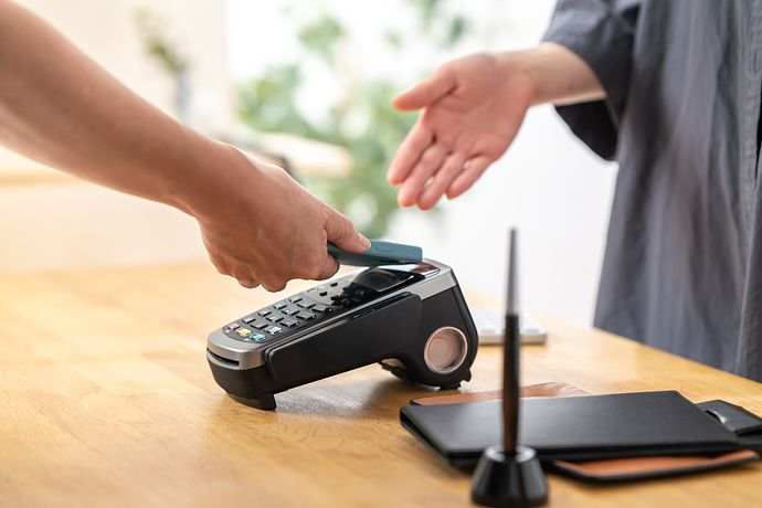 クレジットカードのタッチ決済を分かりやすく解説！メリットや使い方のコツも紹介