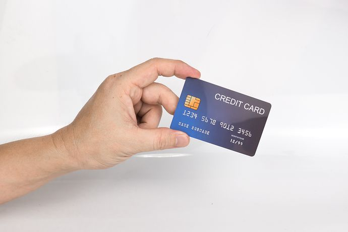 クレジットカードの名義変更のタイミングは？方法や変更しないリスク等を解説