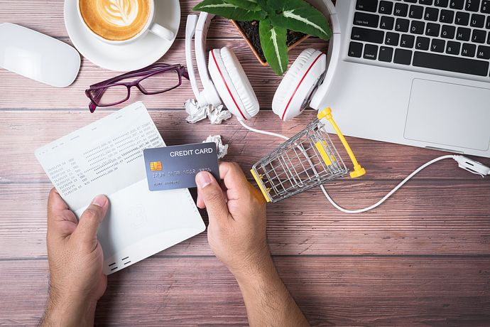 クレジットカードの引き落とし口座を変更する方法とは？選び方や注意点も紹介