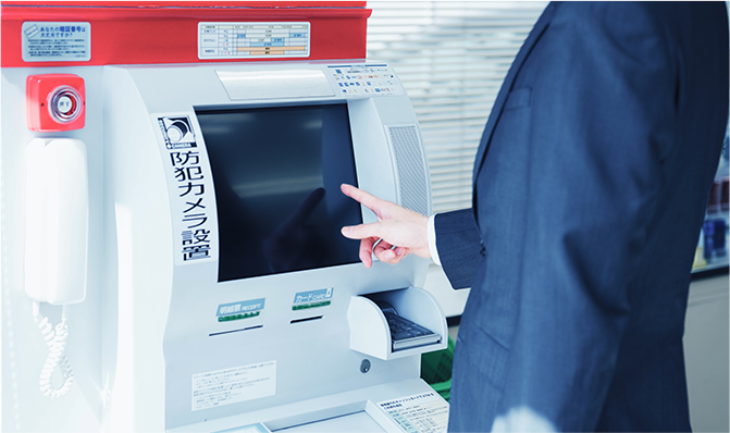 ATMを操作する人の写真