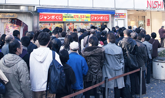宝くじ売り場に並ぶ人々の様子