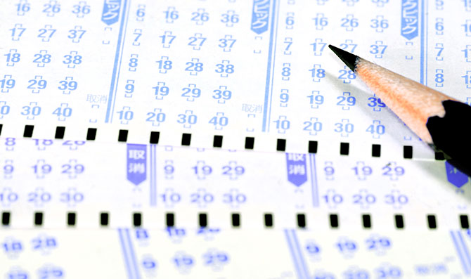 数字選択式宝くじに記入する様子